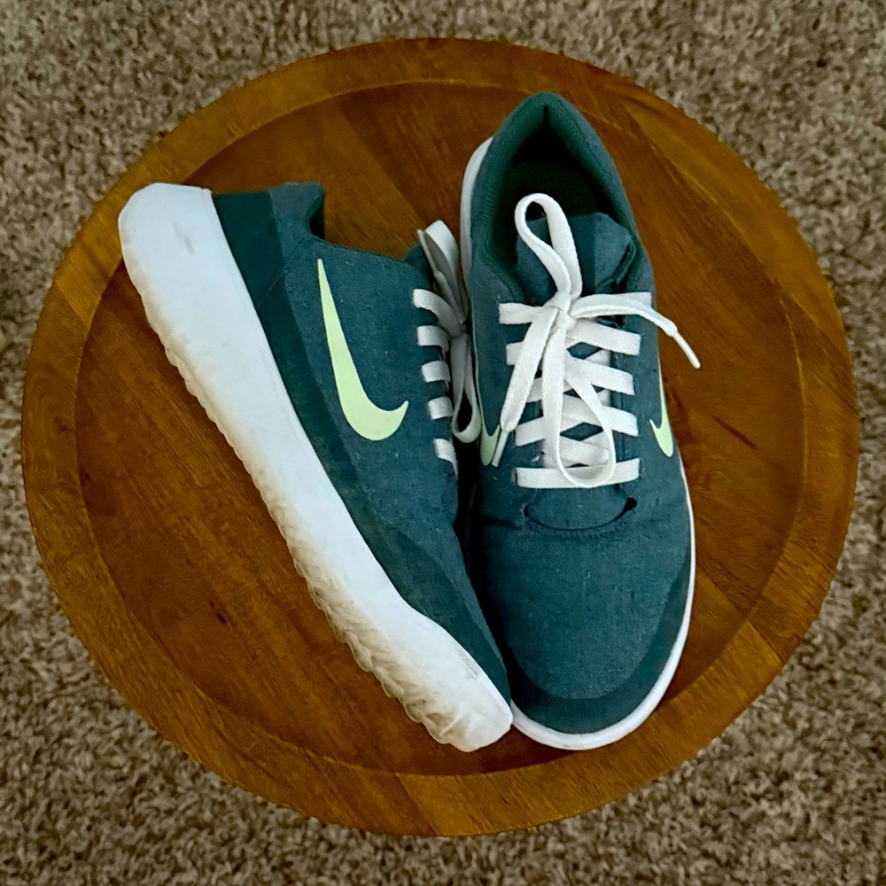 Nike Victory G Lite Spikeless Golf Shoes